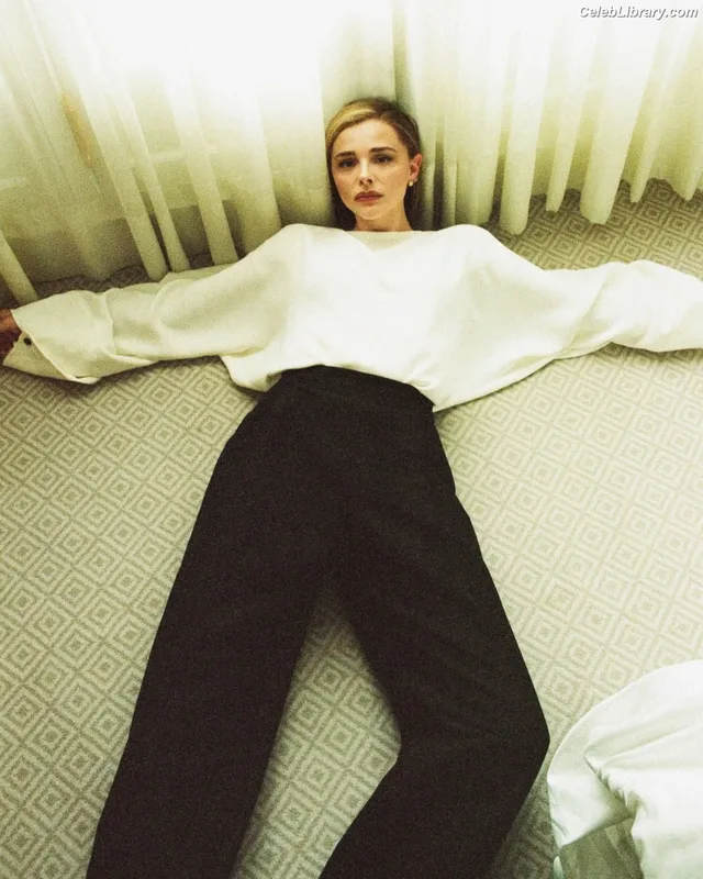 Chloë Grace Moretz photo 1 of 1749