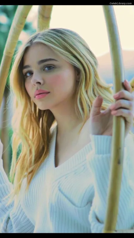 Chloë Grace Moretz photo 9 of 1749