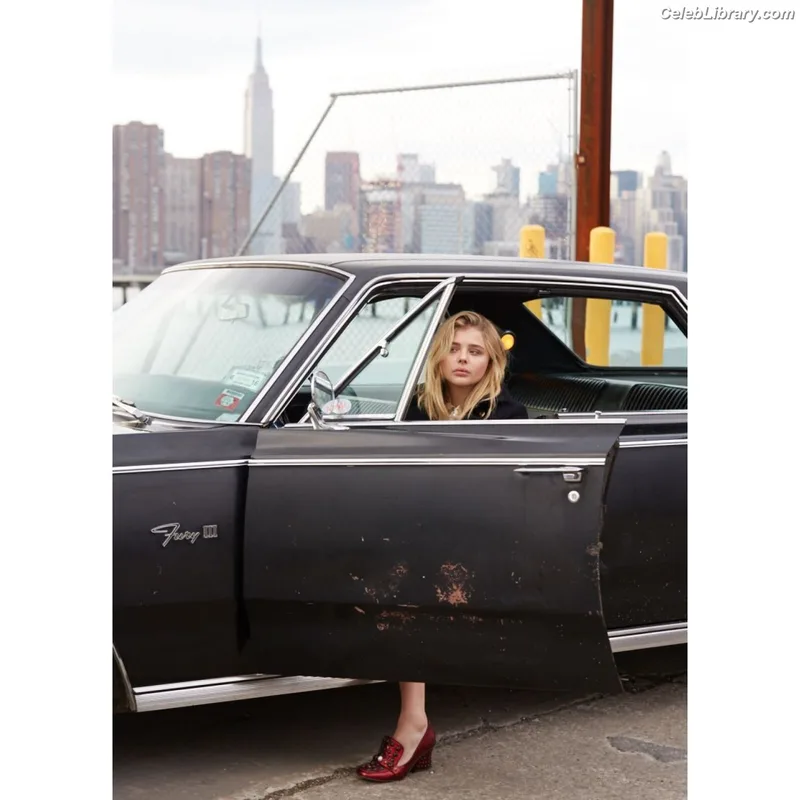 Chloë Grace Moretz photo 1 of 1749