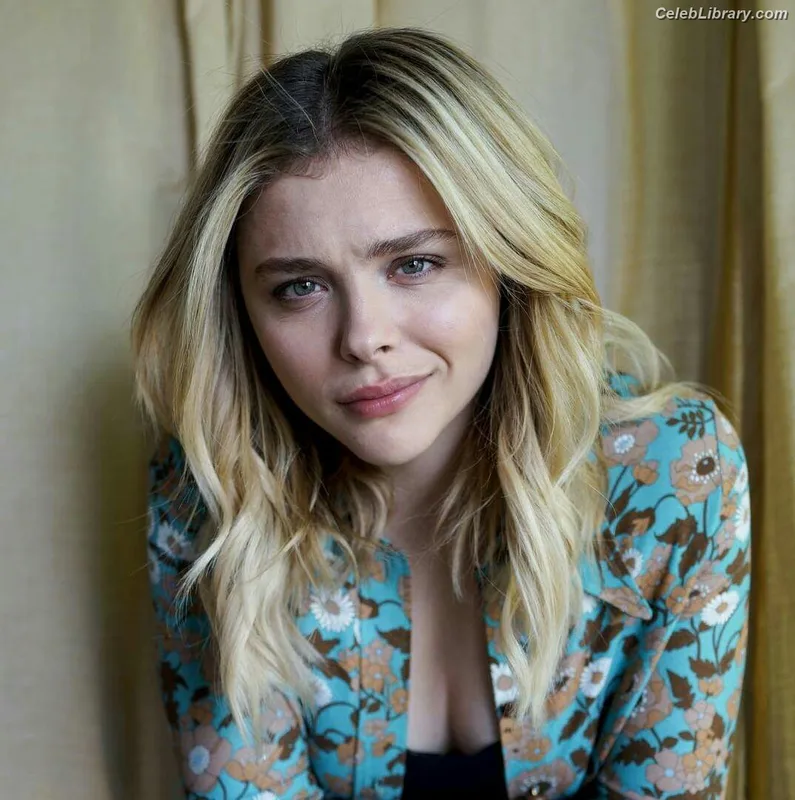 Chloë Grace Moretz photo 7 of 1749