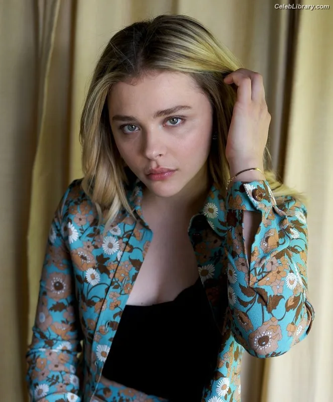Chloë Grace Moretz photo 9 of 1749
