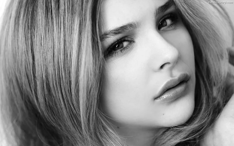 Chloë Grace Moretz photo 22 of 1749
