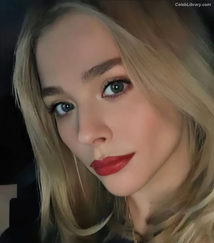Chloë Grace Moretz photo 18 of 1749