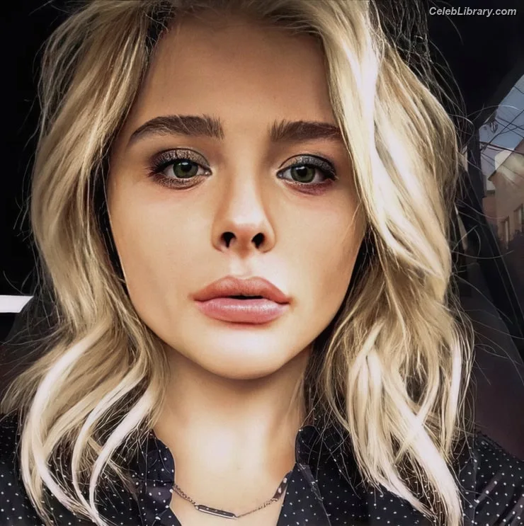 Chloë Grace Moretz photo 19 of 1749