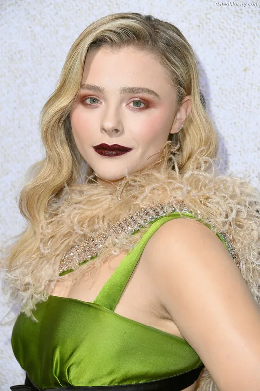 Chloë Grace Moretz photo 1 of 1749