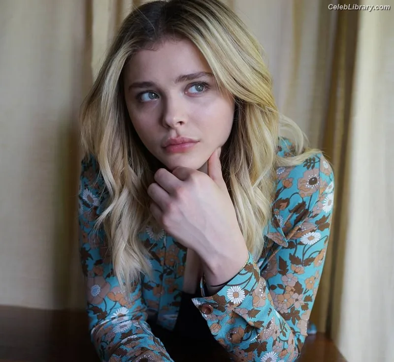 Chloë Grace Moretz photo 8 of 1749