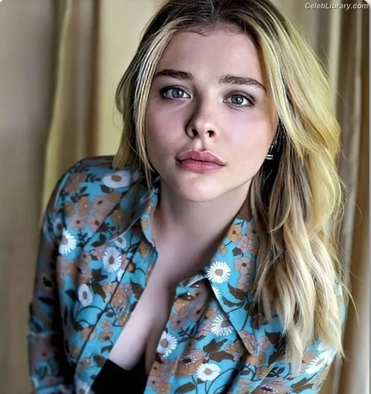 Chloë Grace Moretz photo 6 of 1749
