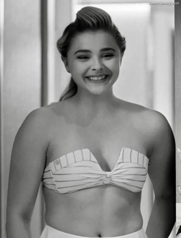 Chloë Grace Moretz photo 6 of 1749