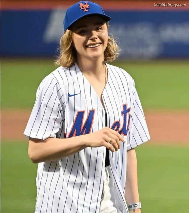 Chloë Grace Moretz photo 7 of 1749