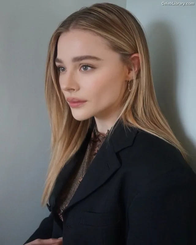 Chloë Grace Moretz photo 8 of 1749