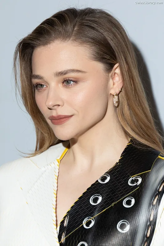 Chloë Grace Moretz photo 20 of 1749