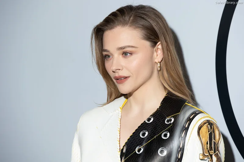 Chloë Grace Moretz photo 21 of 1749