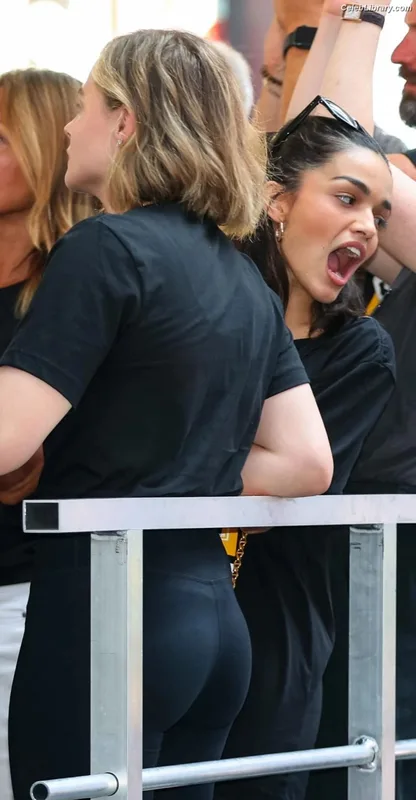 Chloë Grace Moretz photo 13 of 1749