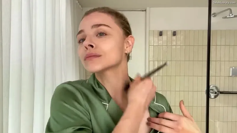 Chloë Grace Moretz photo 19 of 1749