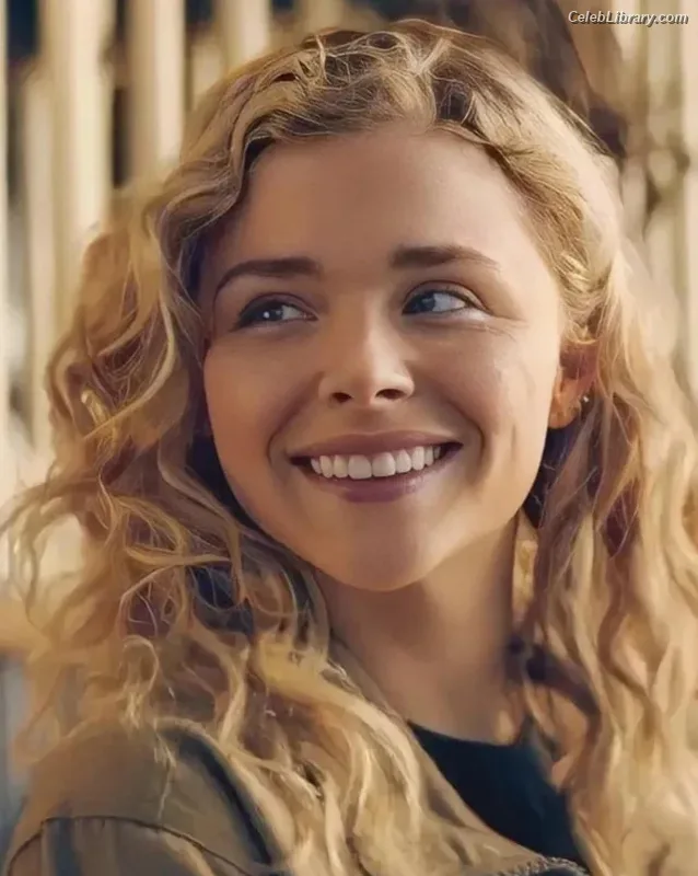 Chloë Grace Moretz photo 24 of 1749