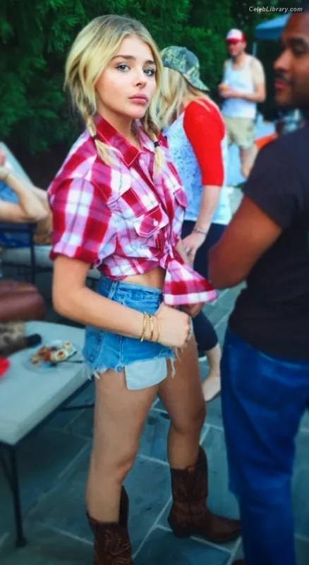 Chloë Grace Moretz photo 1 of 1749