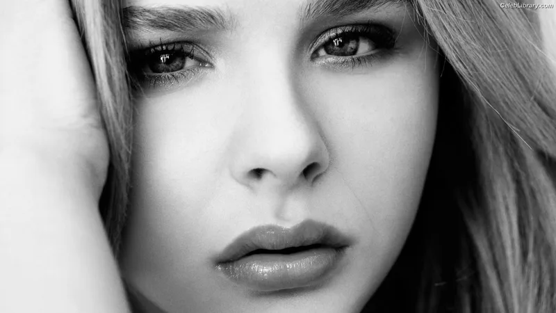 Chloë Grace Moretz photo 21 of 1749