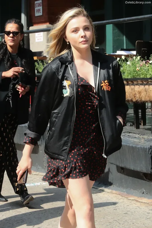 Chloë Grace Moretz photo 4 of 1749