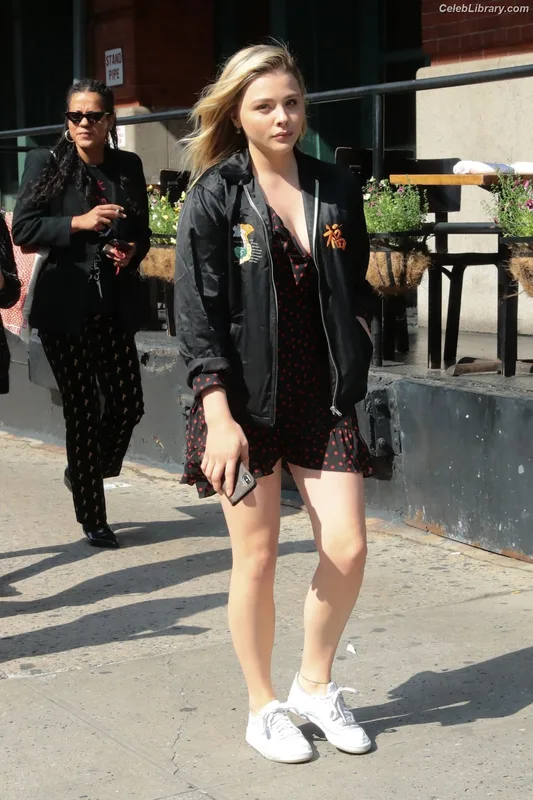 Chloë Grace Moretz photo 5 of 1749