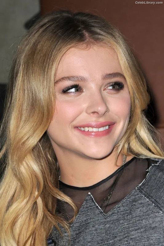 Chloë Grace Moretz photo 9 of 1749