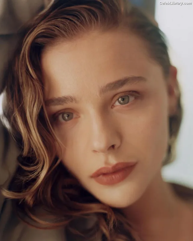 Chloë Grace Moretz photo 22 of 1749