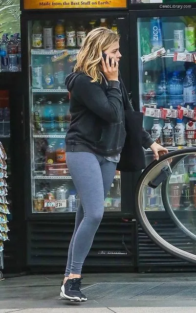 Chloë Grace Moretz photo 2 of 1749