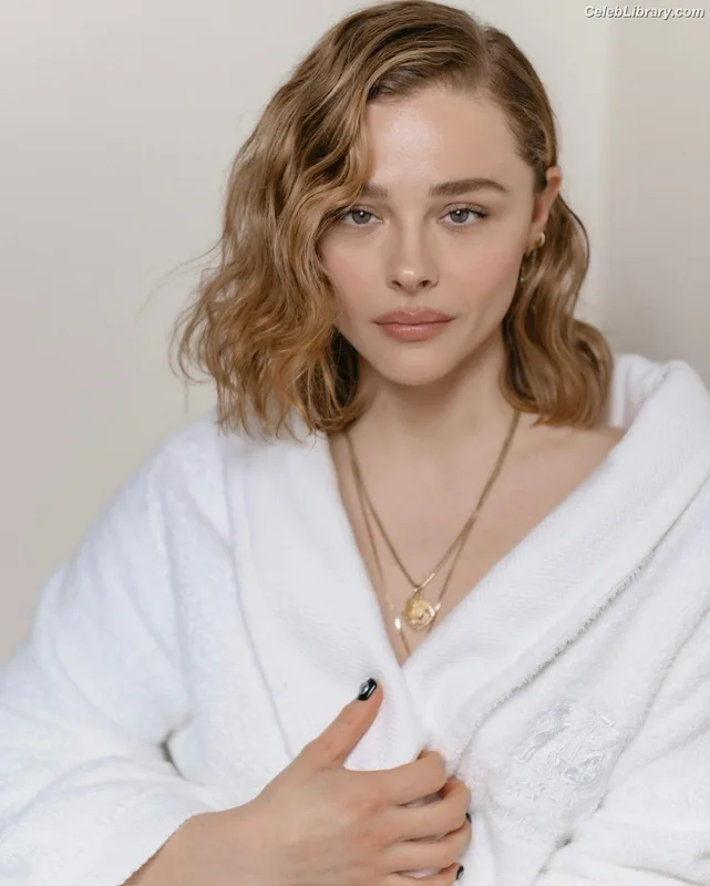 Chloë Grace Moretz photo 18 of 1749
