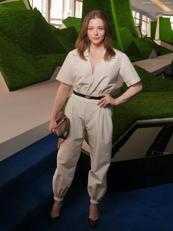 Chloë Grace Moretz photo 19 of 1749