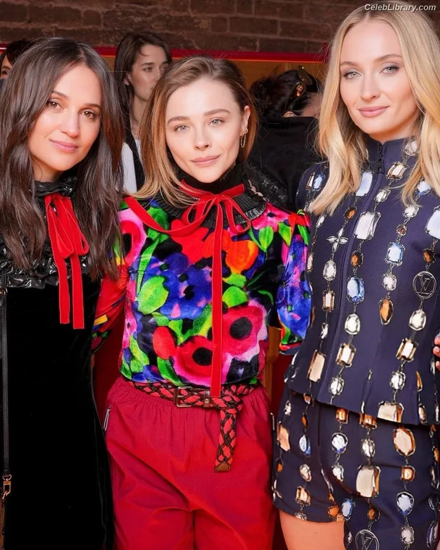 Chloë Grace Moretz photo 8 of 1749