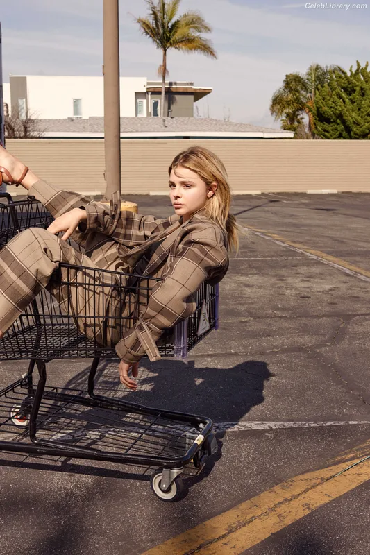 Chloë Grace Moretz photo 1 of 1749