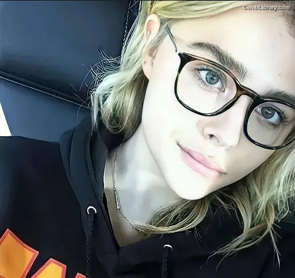 Chloë Grace Moretz photo 7 of 1749