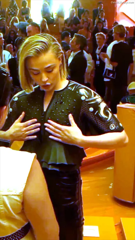 Chloë Grace Moretz photo 13 of 1749