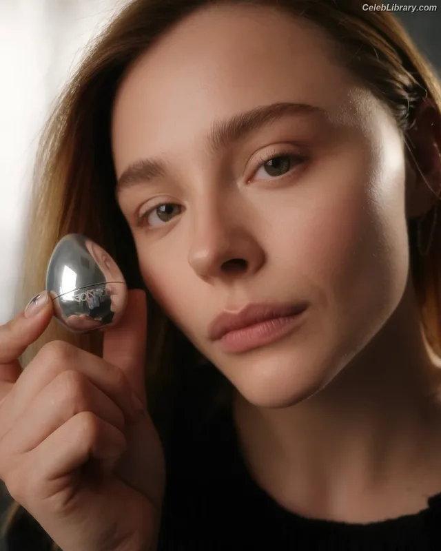 Chloë Grace Moretz photo 21 of 1749