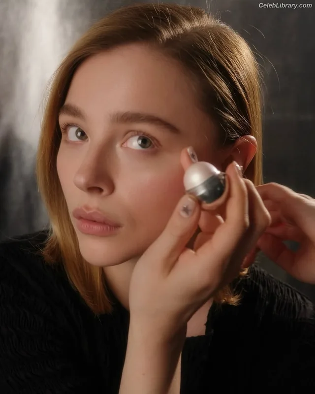 Chloë Grace Moretz photo 22 of 1749