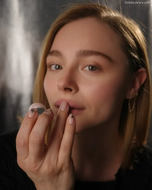 Chloë Grace Moretz photo 23 of 1749