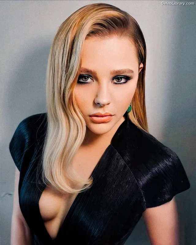 Chloë Grace Moretz photo 24 of 1749