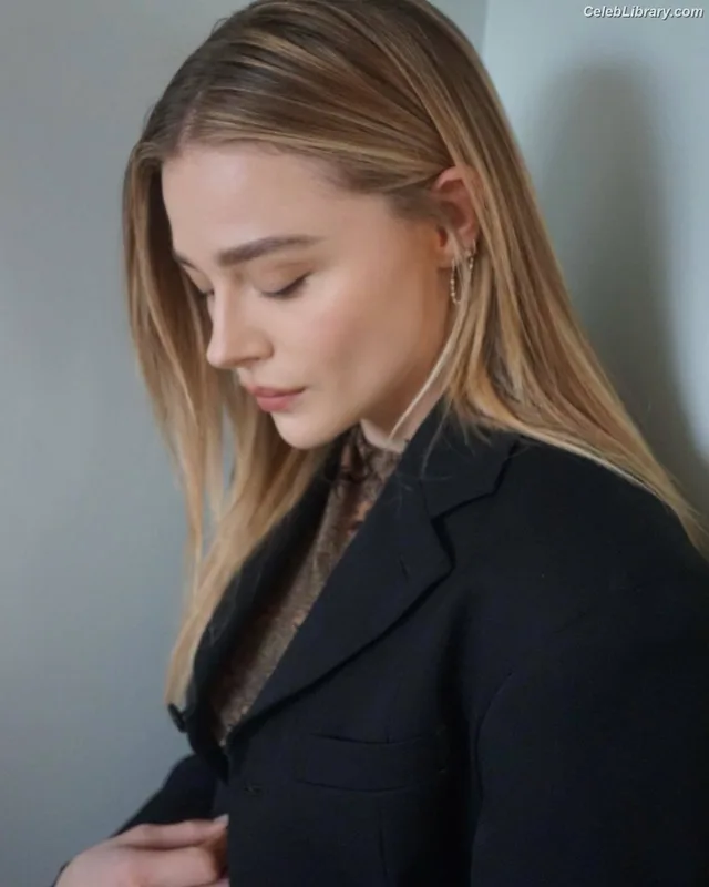 Chloë Grace Moretz photo 1 of 1749