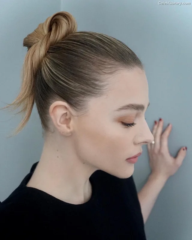 Chloë Grace Moretz photo 3 of 1749