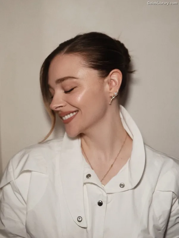 Chloë Grace Moretz photo 4 of 1749