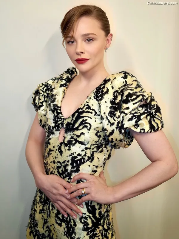 Chloë Grace Moretz photo 1 of 1749