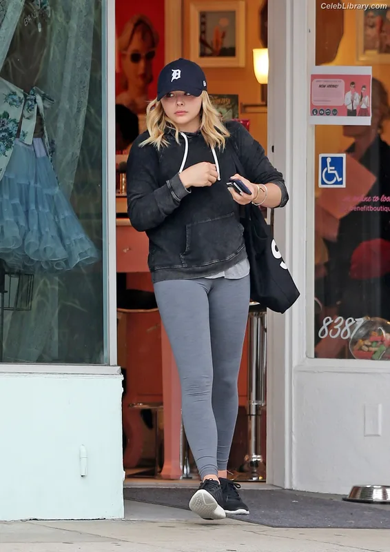 Chloë Grace Moretz photo 21 of 1749