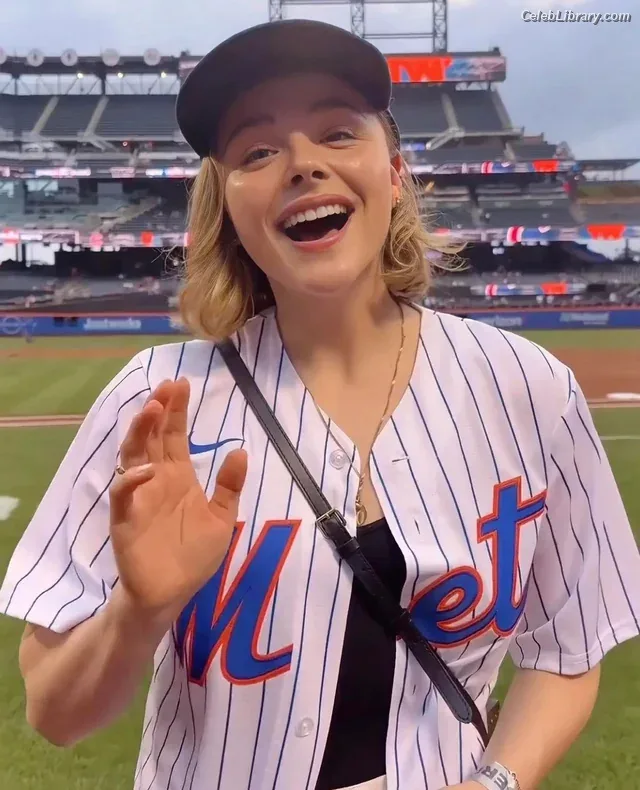 Chloë Grace Moretz photo 8 of 1749