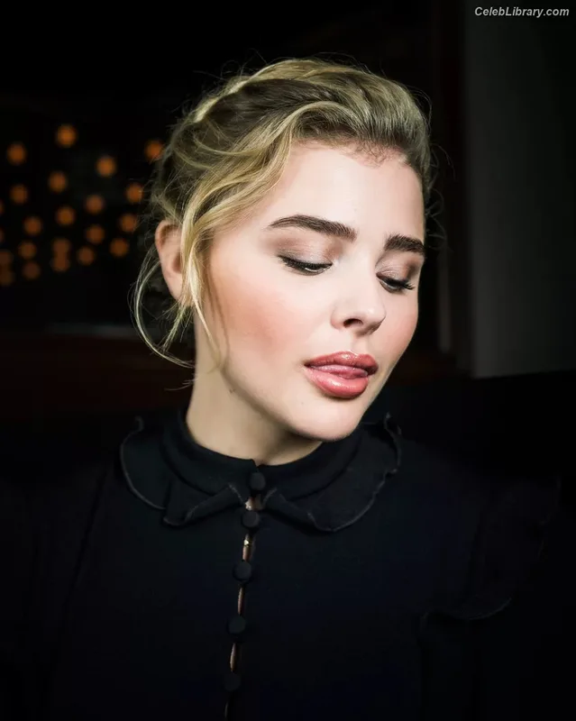 Chloë Grace Moretz photo 7 of 1749