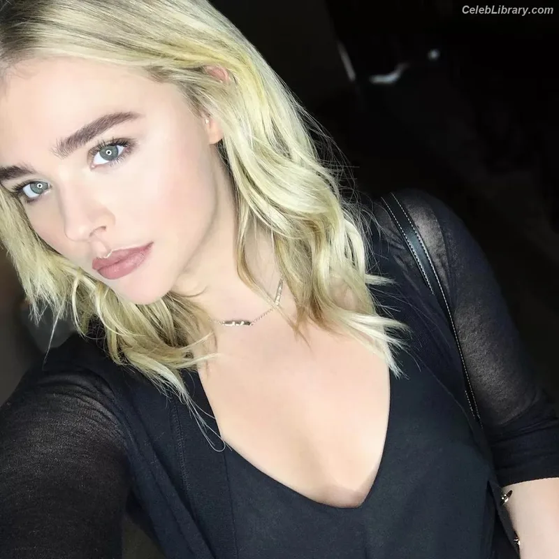 Chloë Grace Moretz photo 1 of 1749