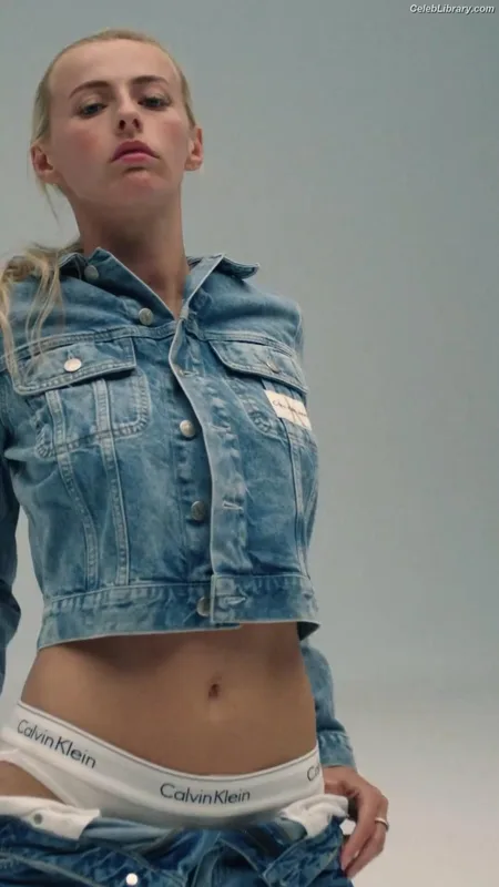 Chloe Kelly photo 7 of 129