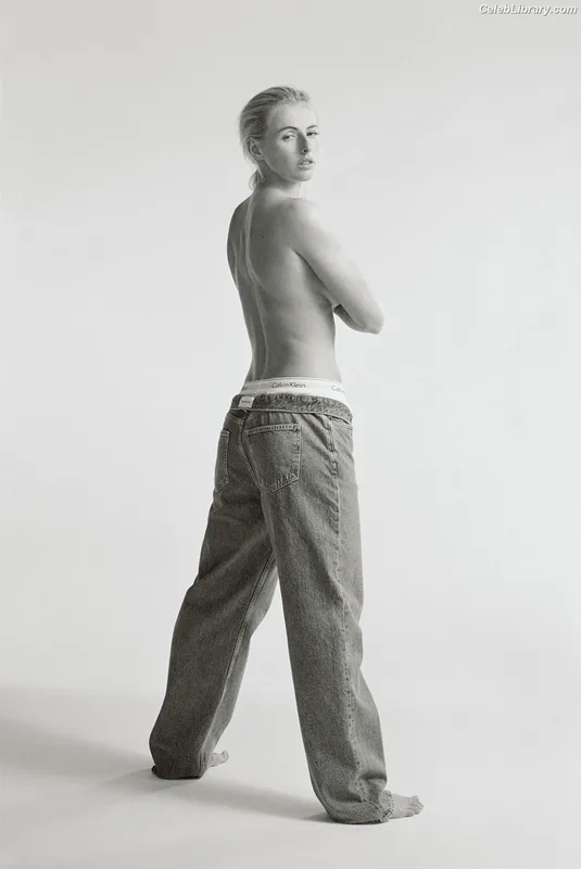 Chloe Kelly photo 8 of 129