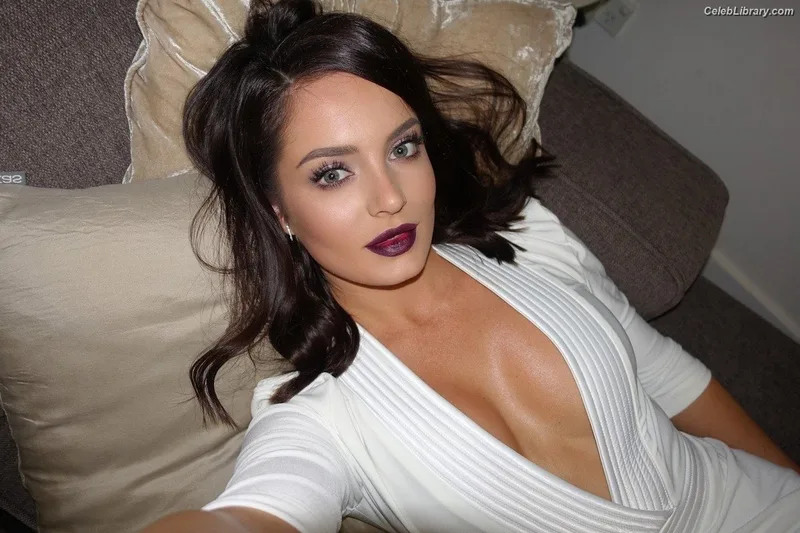 Chloe Morello photo 8 of 25
