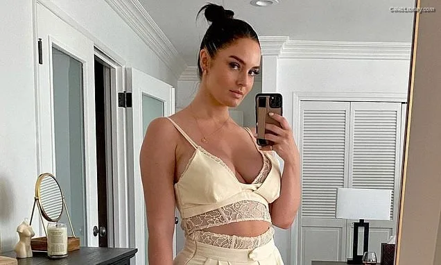 Chloe Morello photo 13 of 25