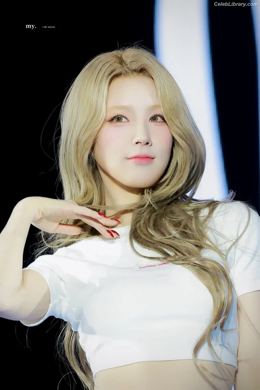 Cho Mi-yeon (Miyeon) - i-dle [(G)I-dle] photo 3 of 1019