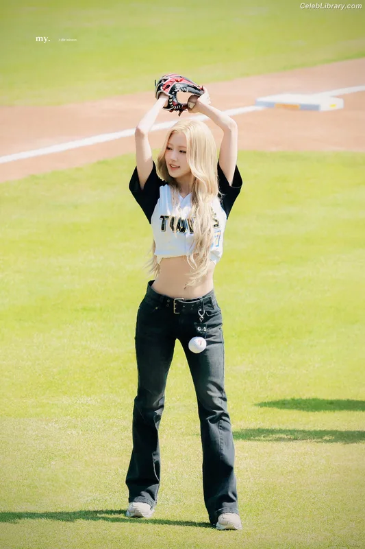 Cho Mi-yeon (Miyeon) - i-dle [(G)I-dle] photo 12 of 1019